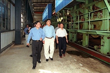 2000年9月19日，时任浙江省委书记张德江一行视察公司