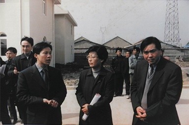 2001年2月20日，时任国家环保局副局长汪纪戎一行视察公司