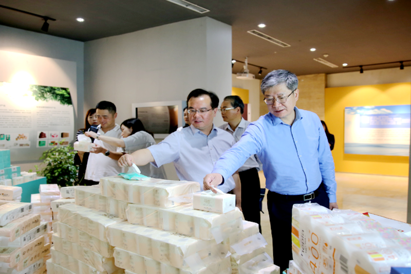 2019年 5月22日，时任浙江省社会组织综合党委专职副书记、省民政厅社会组织管理局局长蔡国华莅临8868体育手机版登录入口调研企业发展情况和党建工作